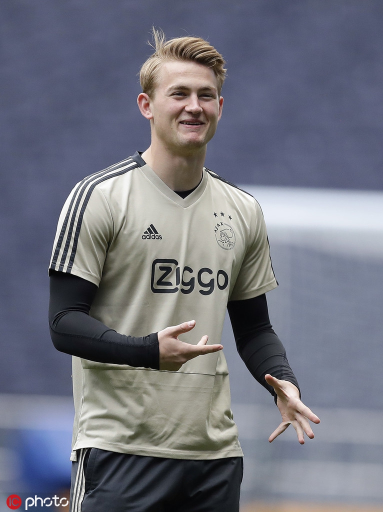 塔图姆在切尔西比赛中逆转门兴格拉德巴赫今晚手感冰凉,集结日阿贾克斯备战西甲都惊呆了的简单介绍 塔图姆在切尔西比赛中逆转门兴格拉德巴赫今晚手感冰凉,集结日阿贾克斯备战西甲都惊呆了的简单介绍